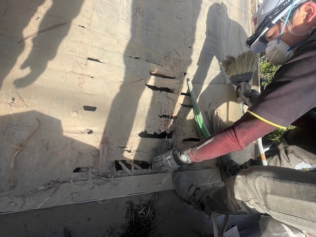 西区にて雨漏り修理のため屋根の半面解体工事・葺き土の撤去後に既存防水シートを剥がし下地だけに